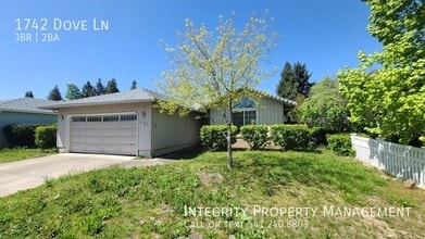 1742 Dove Ln in Medford, OR - Building Photo - Building Photo