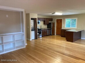 2043 Meadow Dr in Louisville, KY - Foto de edificio - Building Photo