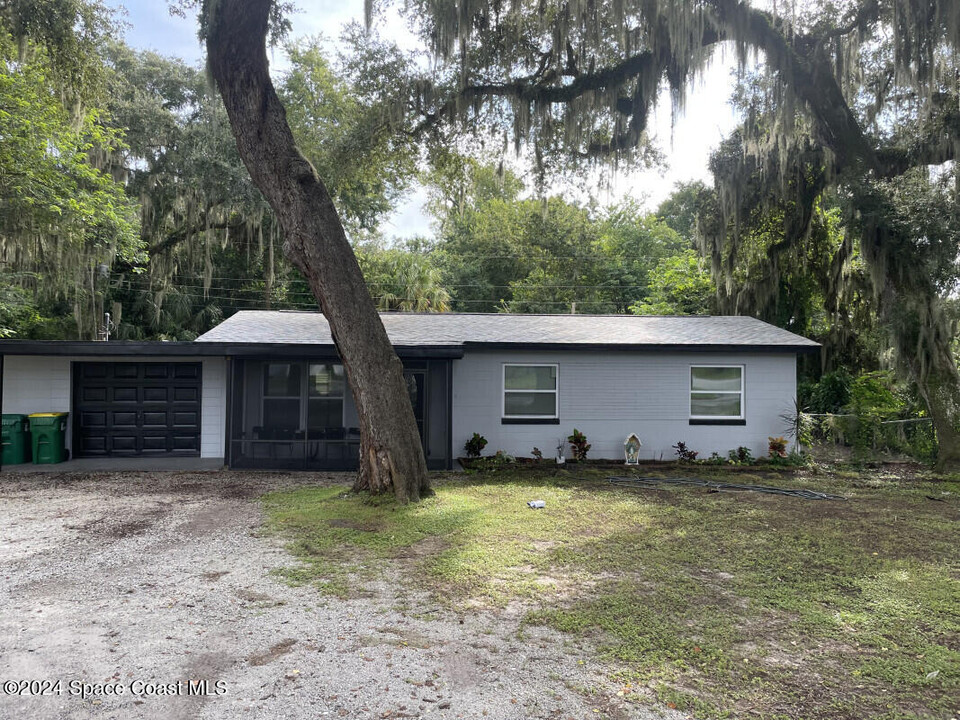 1105 Old Dixie Hwy in Titusville, FL - Building Photo