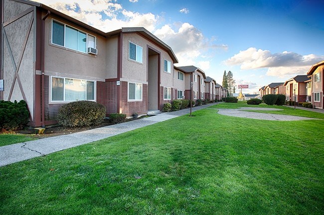 Village Victorian Apartments in Beaverton, OR - Foto de edificio - Building Photo
