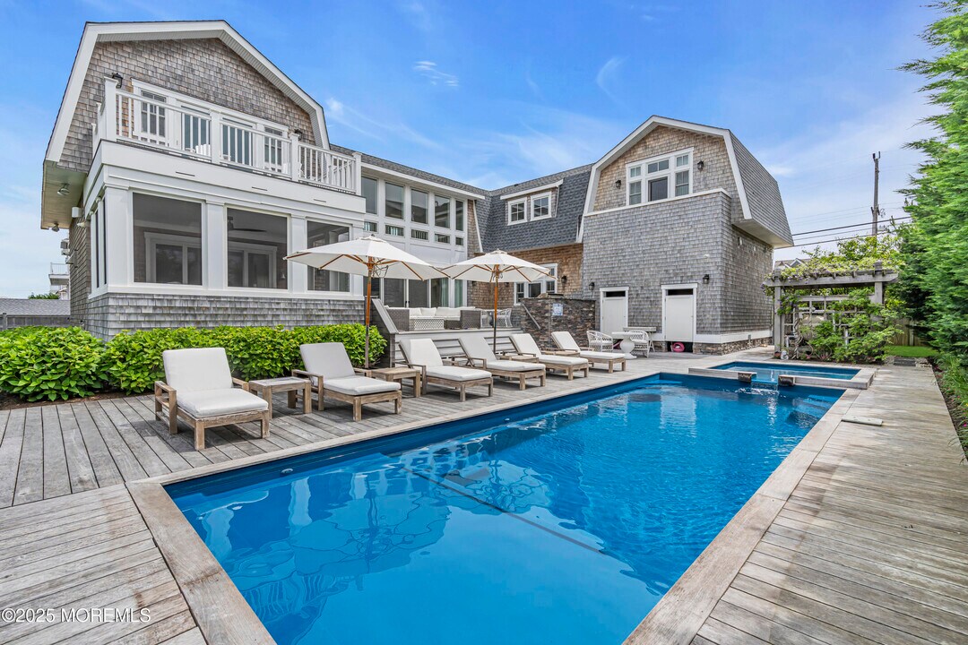 135 NJ-35 in Mantoloking, NJ - Building Photo