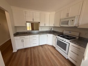 32 Cherokee Dr in Galloway, NJ - Foto de edificio - Building Photo