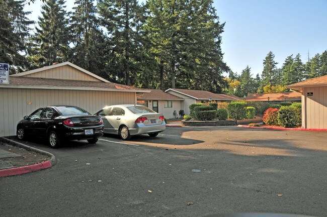 Surrey Square Apartments in Portland, OR - Foto de edificio - Building Photo