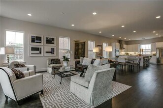 7700 Eastern Ave in Dallas, TX - Foto de edificio - Building Photo