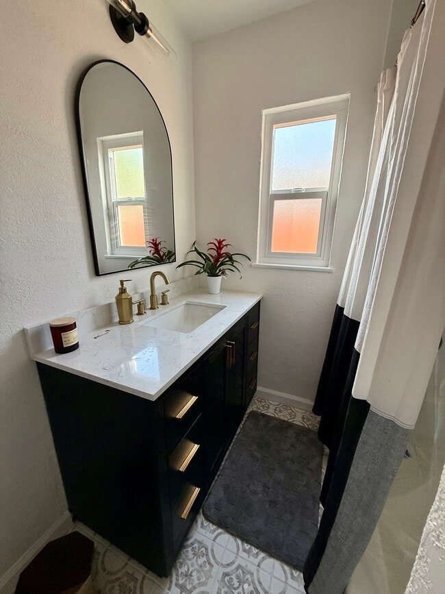 4196 N Mountain View Ave in San Bernardino, CA - Foto de edificio - Building Photo