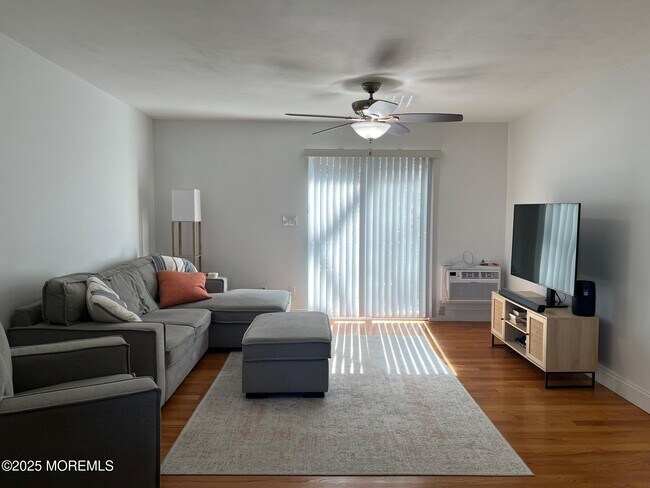 321 Shore Dr in Highlands, NJ - Foto de edificio - Building Photo