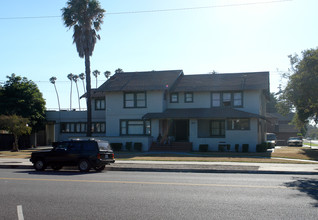 201 S D St in Oxnard, CA - Foto de edificio - Building Photo