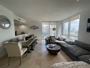 1060 Brickell Ave in Miami, FL - Building Photo - Building Photo