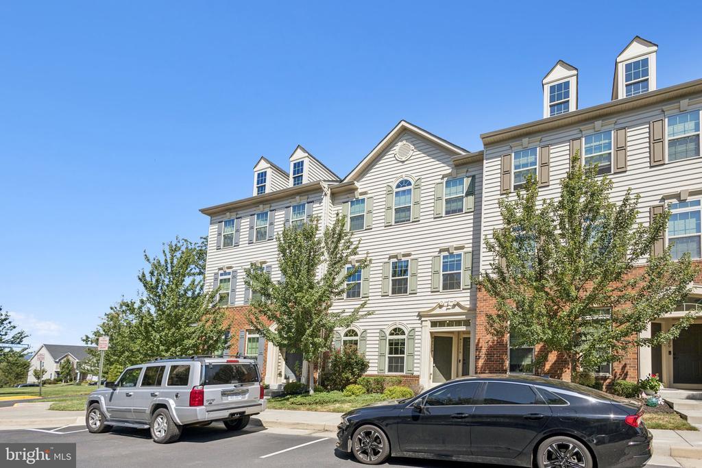 42114 Piebald Square in Stone Ridge, VA - Foto de edificio
