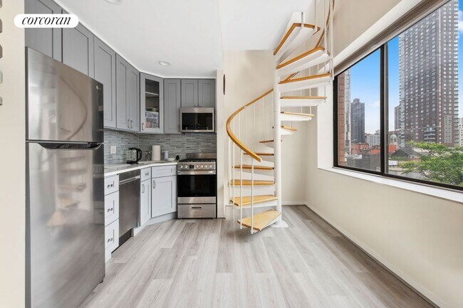300 E 90th St in New York, NY - Building Photo - Building Photo