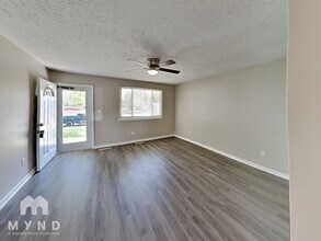 384 Parkdale Dr in West Jefferson, OH - Foto de edificio - Building Photo