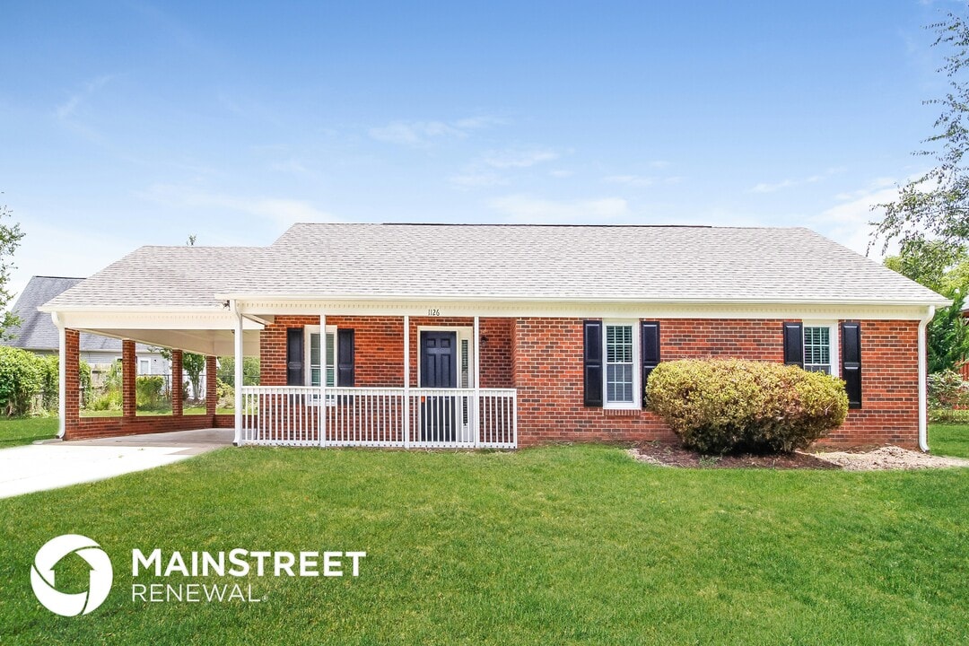 1126 Sequoia Dr in Lewisville, NC - Foto de edificio