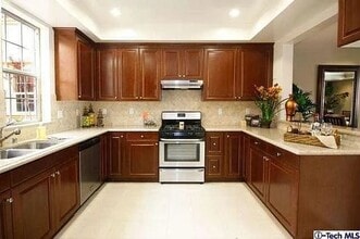 1130 E Colorado St, Unit 208 in Glendale, CA - Foto de edificio - Building Photo