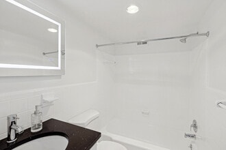 Stratford at Southern Towers in Alexandria, VA - Foto de edificio - Building Photo