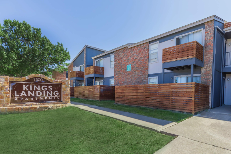 1300 E Dallas St-Unit -09 in Mansfield, TX - Building Photo