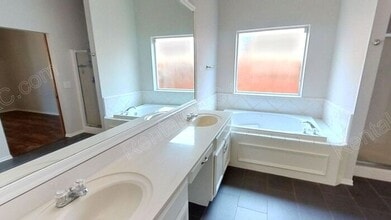 932 Oak Creek Dr in Moore, OK - Building Photo - Building Photo