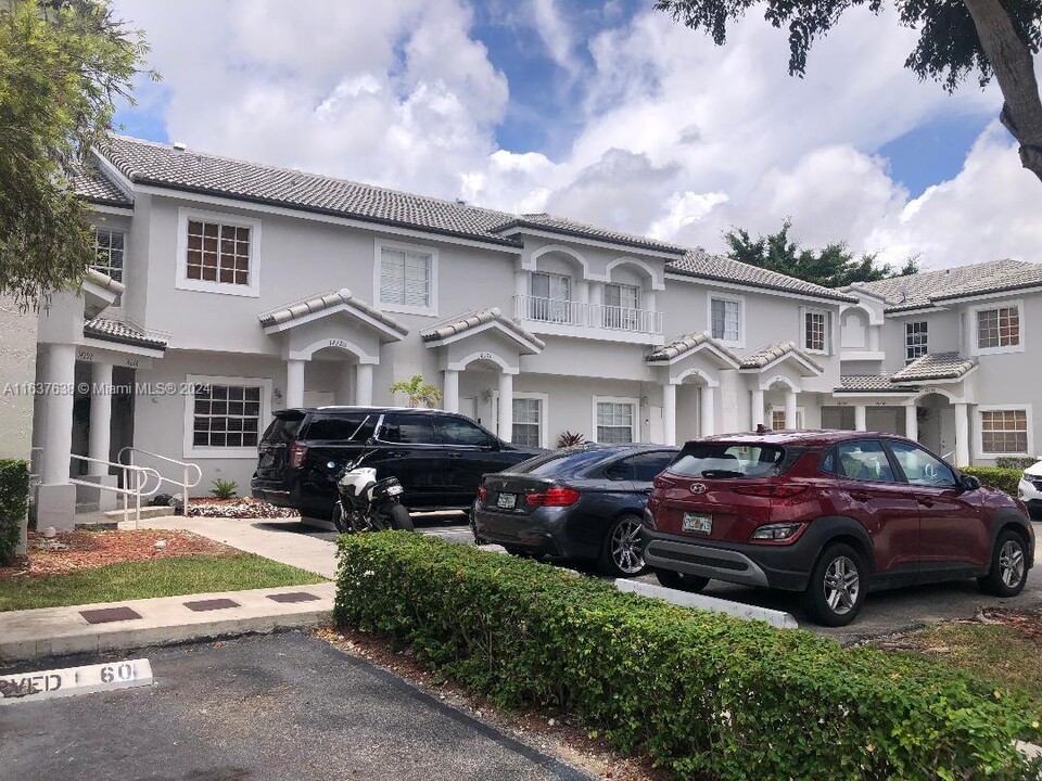 14280 SW 120th Ct in Miami, FL - Foto de edificio