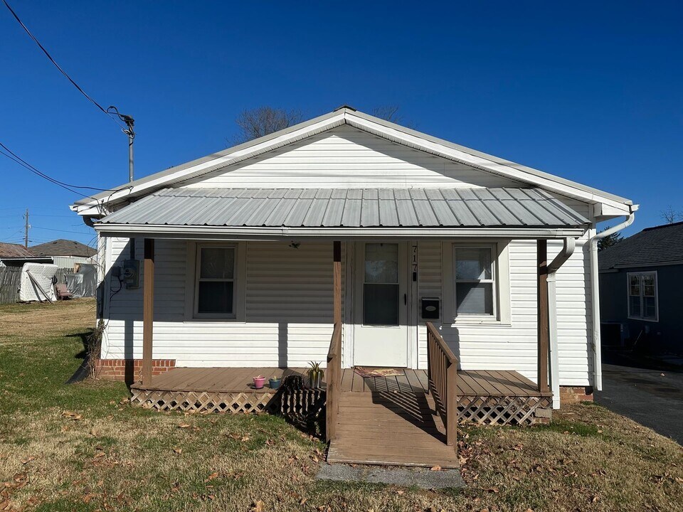 717 Plantation Rd in Kingsport, TN - Building Photo