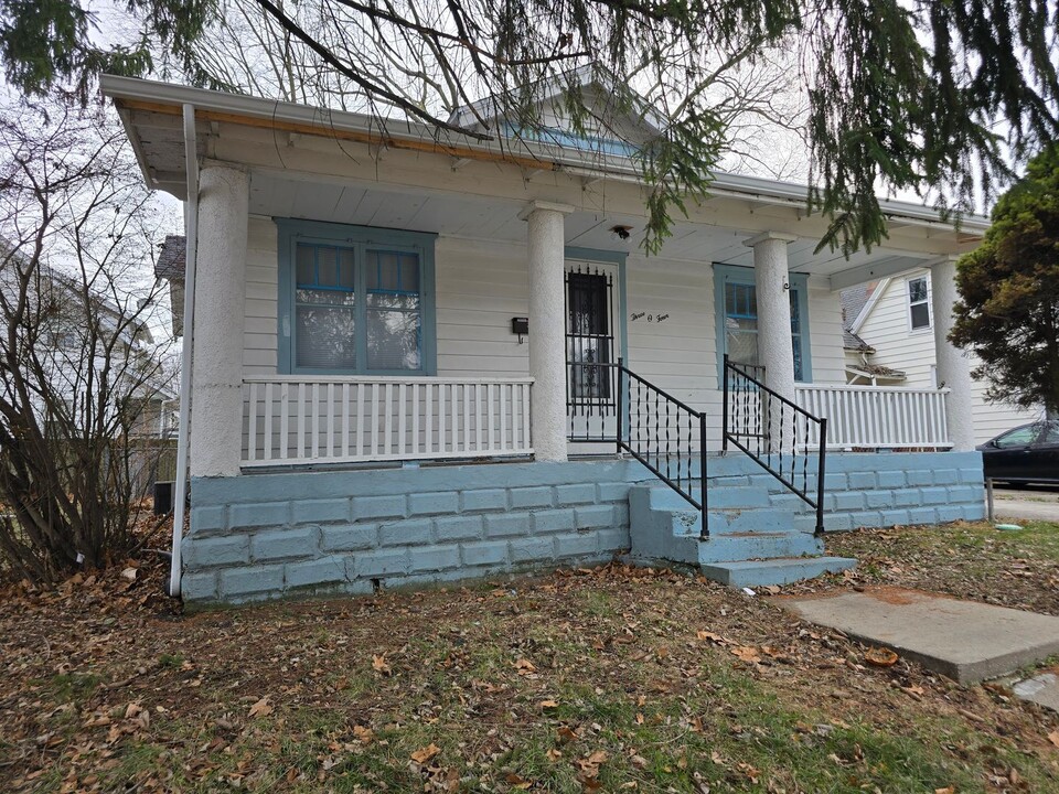 304 W Graham St in Bloomington, IL - Building Photo