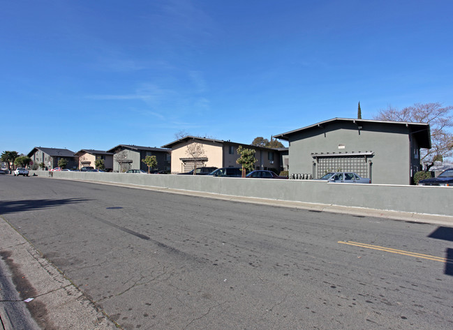 Puerta Villa Apartments in Rancho Cordova, CA - Foto de edificio - Building Photo