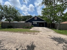 402 17th St N, Unit 1/1 Studio Garage Apartme in Texas City, TX - Building Photo