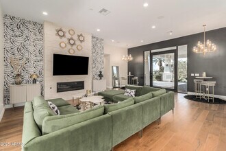 4601 N Royal View Dr in Phoenix, AZ - Building Photo - Building Photo