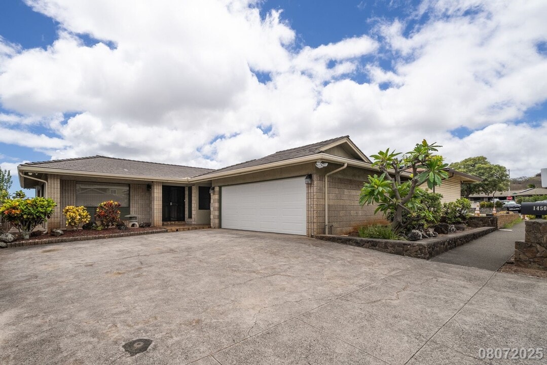 1450 Ala Naupaka St in Honolulu, HI - Building Photo