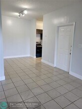 1851 NW 96th Terrace in Pembroke Pines, FL - Foto de edificio - Building Photo