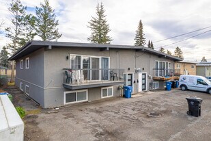 4431 Bow Trl SW in Calgary, AB - Building Photo
