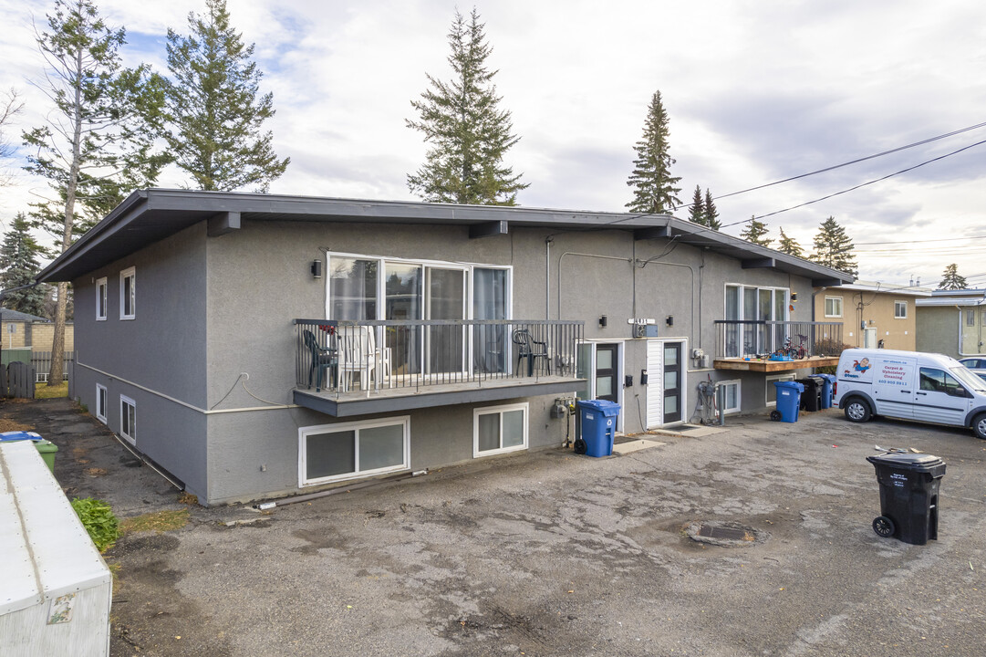 4431 Bow Trl SW in Calgary, AB - Building Photo
