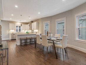 233 Willow Ave, Unit 2 in Somerville, MA - Foto de edificio - Building Photo