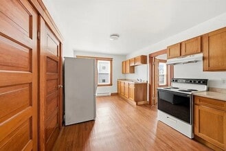 31 Whitcomb St, Unit 2 in Webster, MA - Foto de edificio - Building Photo