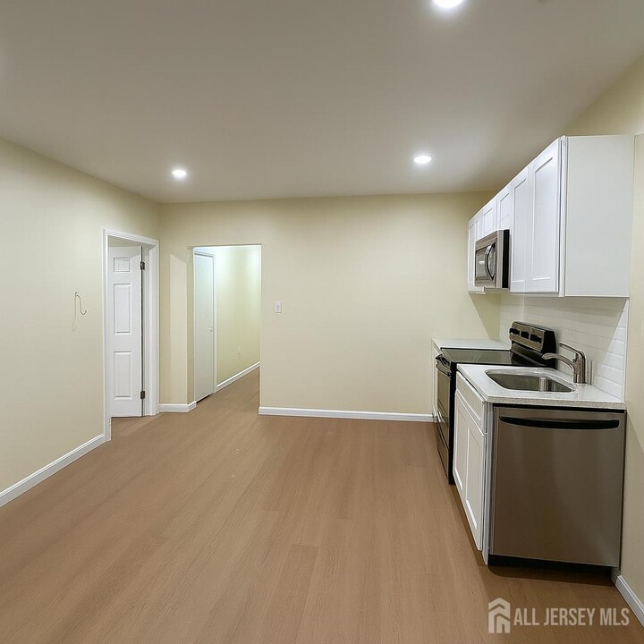 166 Throop Ave in New Brunswick, NJ - Building Photo