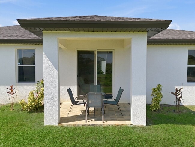 Newer 3/2 home all tile, Unit 4 in Ft. Myers, FL - Building Photo - Building Photo