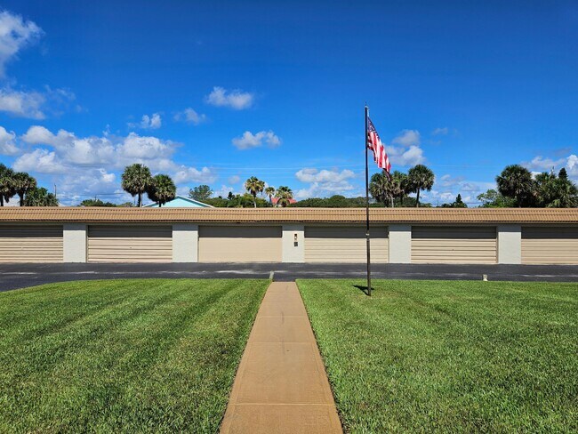 1700 S Atlantic Ave in Cocoa Beach, FL - Building Photo - Building Photo