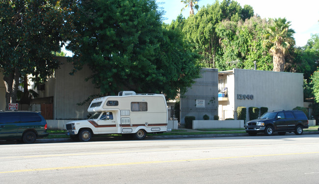 12940 Burbank Blvd in Van Nuys, CA - Building Photo - Building Photo