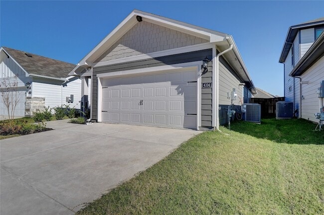 4104 Zoe Ln in Farmersville, TX - Foto de edificio - Building Photo