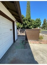 2704 Barcelona Dr in Modesto, CA - Building Photo - Building Photo