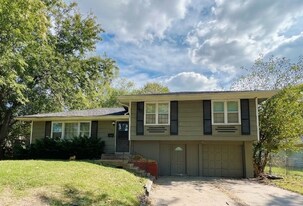 11913 Armitage Dr in Grandview, MO - Building Photo