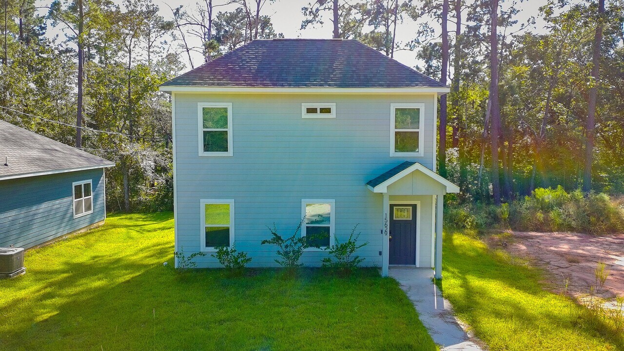 15629 Holly Dr in Montgomery, TX - Building Photo
