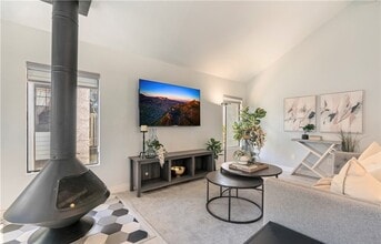 2528 W MacArthur Blvd in Santa Ana, CA - Building Photo - Building Photo