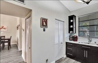 7300 NW 1st St in Davie, FL - Foto de edificio - Building Photo