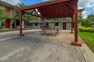 Bronco Apartments in San Antonio, TX - Building Photo - Building Photo