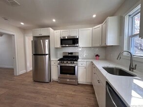 12 Canyon St in Huntington, NY - Building Photo - Building Photo