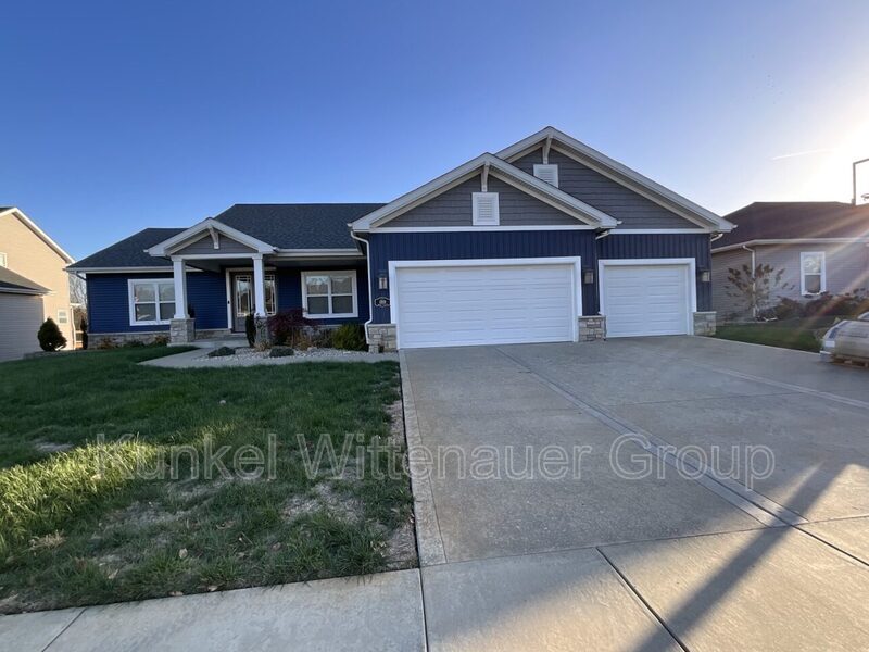 1212 Hickory Point Dr in O'Fallon, IL - Building Photo