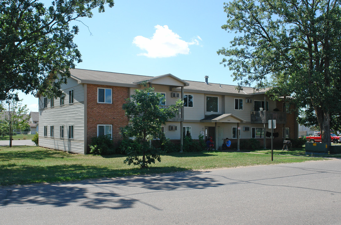 5901 Maple St in North Branch, MN - Foto de edificio