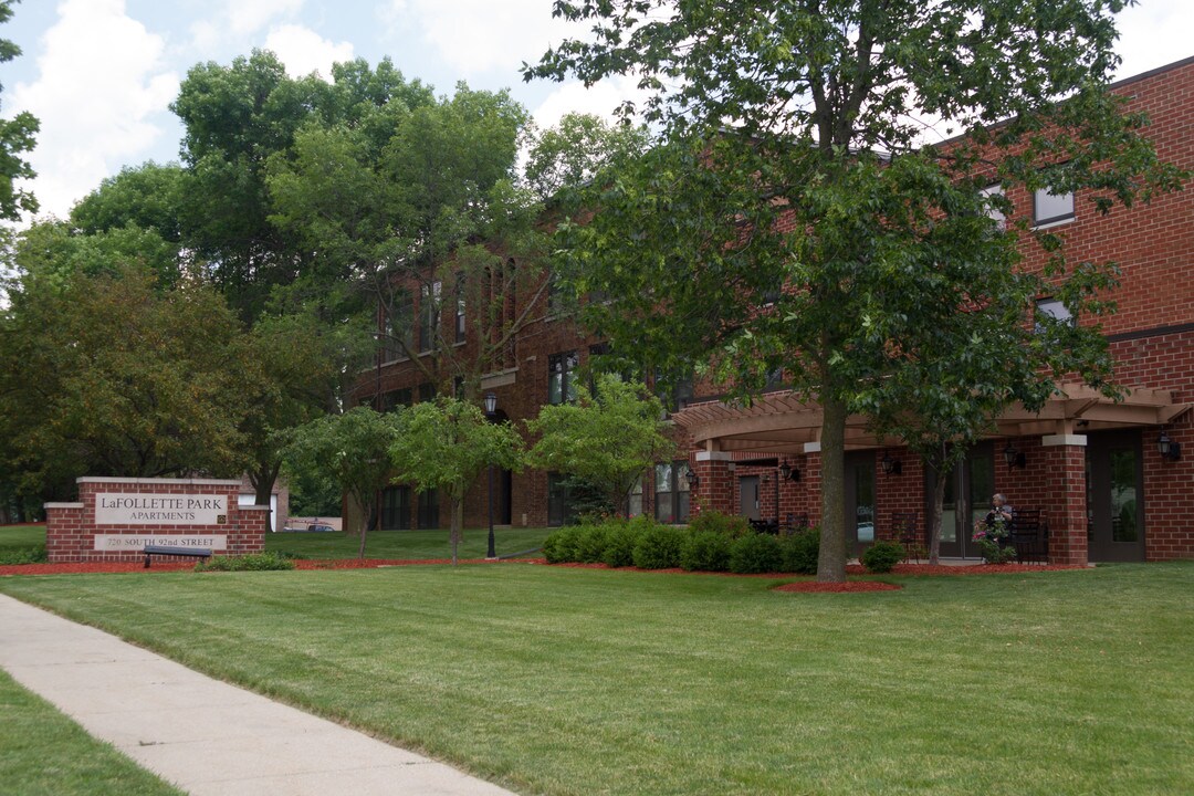 La Follette Park in Milwaukee, WI - Building Photo