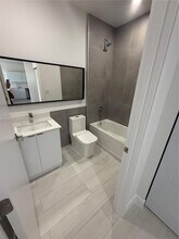 1091 E 17th St, Unit 301 in Hialeah, FL - Foto de edificio - Building Photo