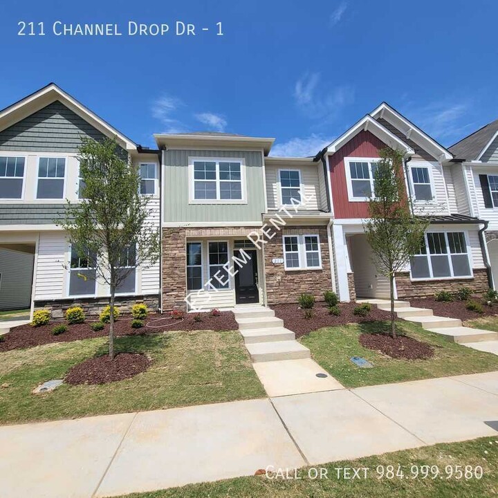 211 Channel Drop Dr in Clayton, NC - Foto de edificio