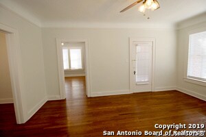 129 E Ridgewood Ct in San Antonio, TX - Building Photo - Building Photo